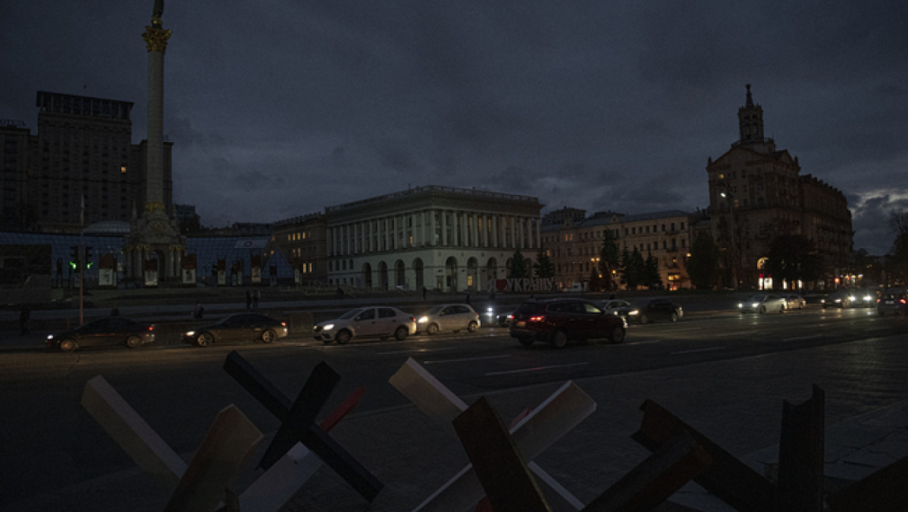 Киевският площад Независимост през нощта. Снимка: АПСледвайте Гласове в .Украински