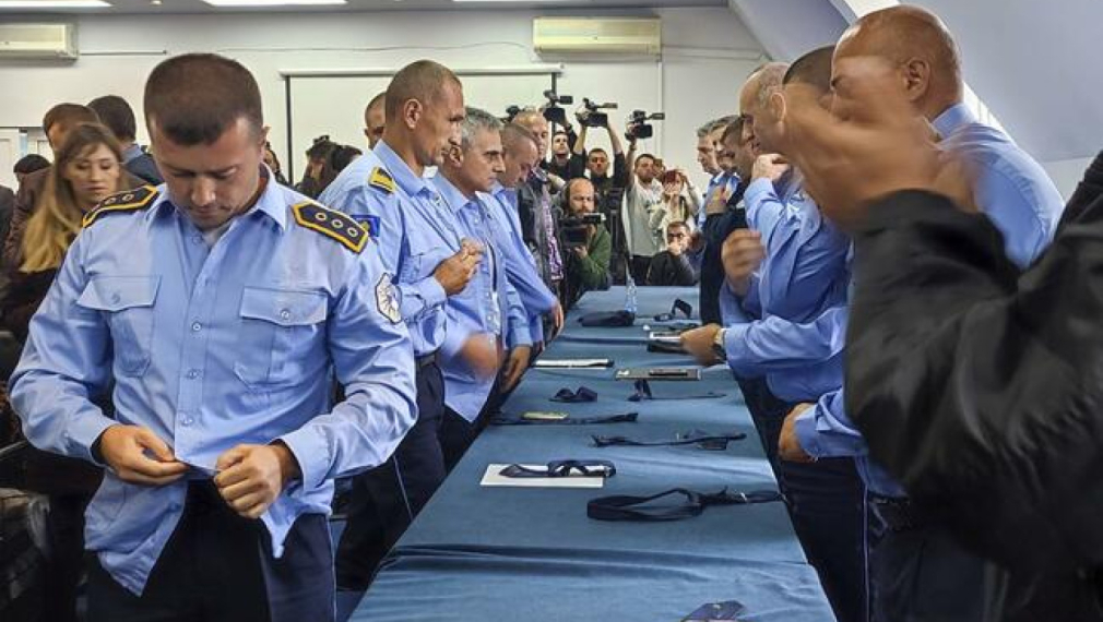 Следвайте Гласове в Телеграм.Близо 300 сръбски полицаи ще предадат оръжието