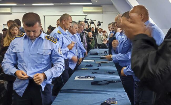 300 сръбски полицаи предават оръжието и униформите си в Косовска Митровица
