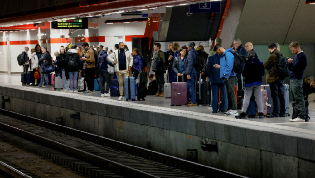 Пътници чакат един от малкото влакове за летище Завентем, 9