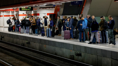 Пътници чакат един от малкото влакове за летище Завентем 9