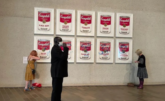 Екоактивисти се залепиха за картина на Анди Уорхол в Канбера