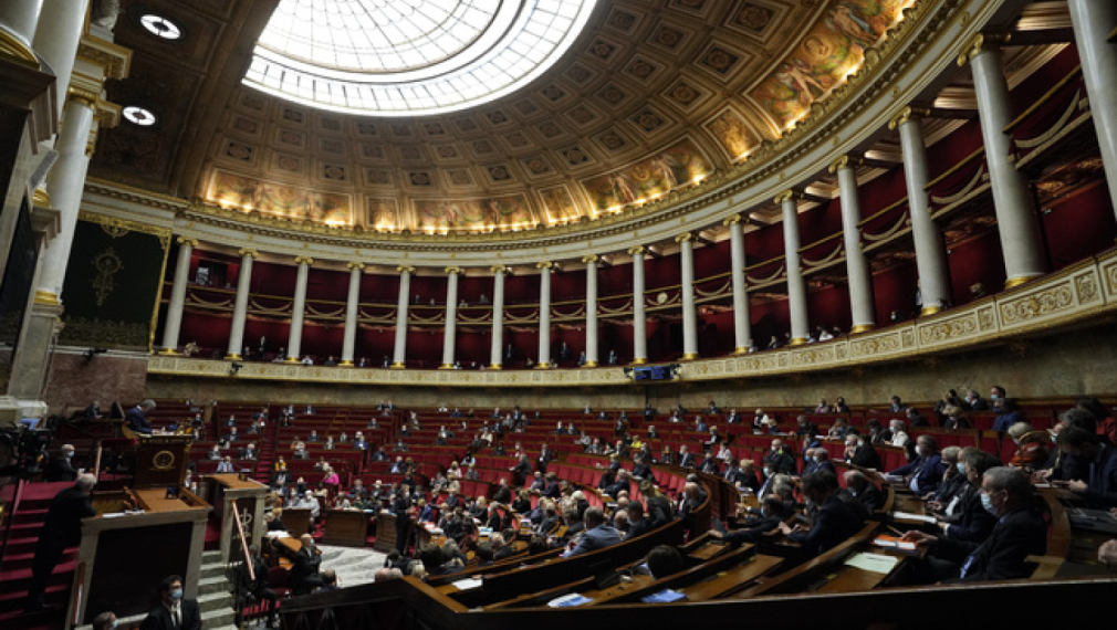 Задължително сако за депутатите във френския парламент