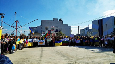 Следвайте Гласове в Хиляди украински бежанци протестираха днес на различни места