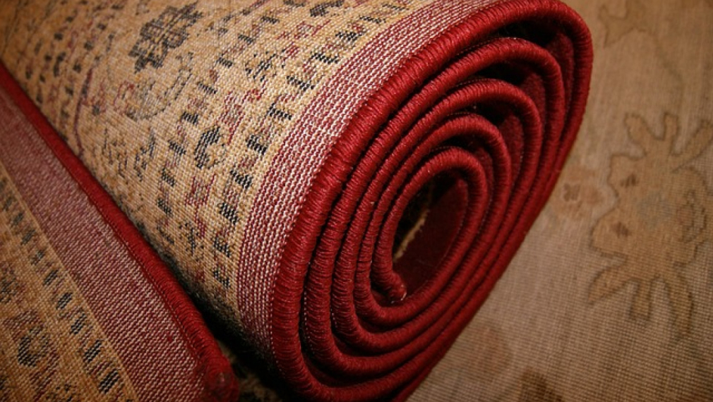Как да се справим с почистване на килим с подръчни материали