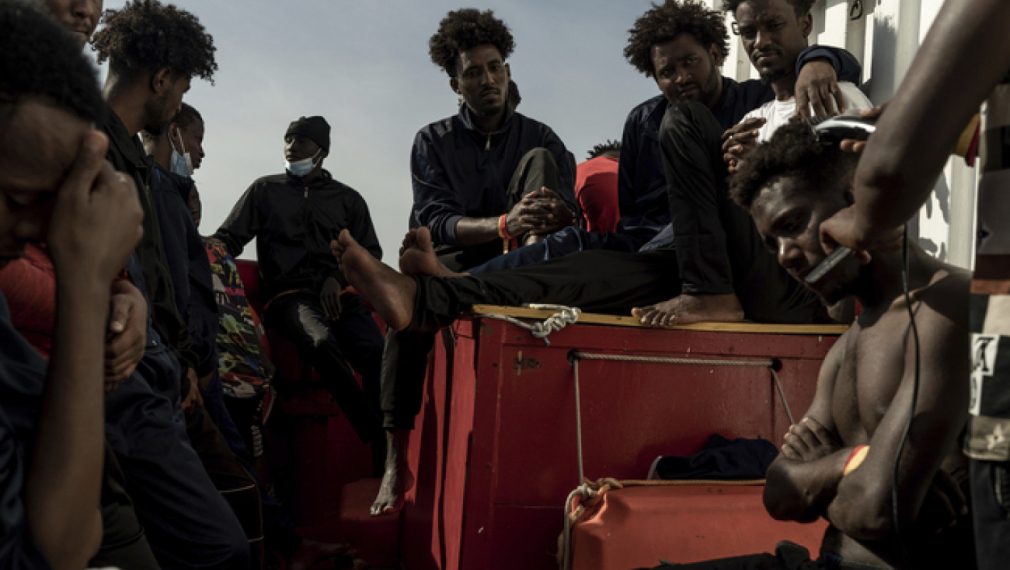 Върнат от Италия кораб с мигранти акостира във Франция