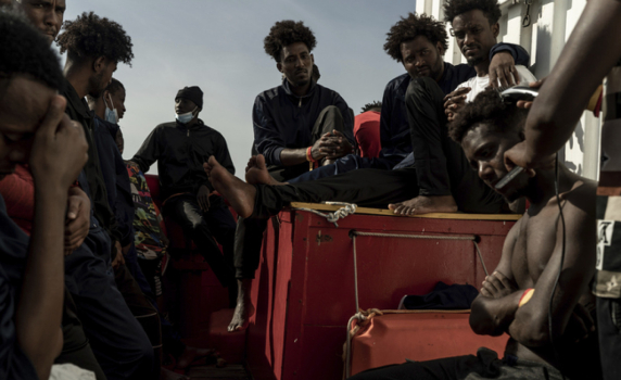 Върнат от Италия кораб с мигранти акостира във Франция