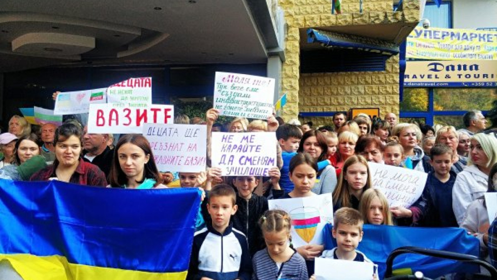 Властта оставя украинските бежанци още 4 месеца в хотелите