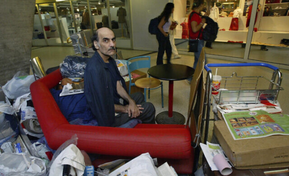 Иранецът, вдъхновил  филма "Терминалът" на Спилбърг, е починал на парижко летище