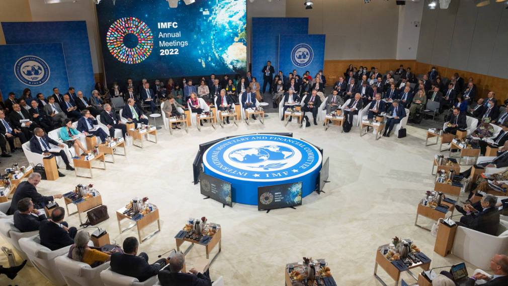 МВФ: Световната икономика се разделя на съперничещи си блокове