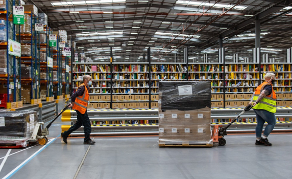 Amazon съкращава невиждан брой хора след загубата на $1 трлн.