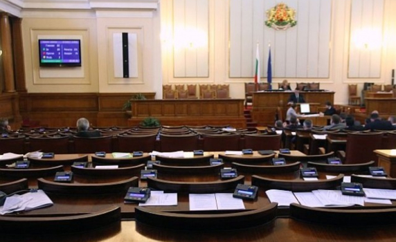 Депутатите от ГЕРБ-СДС, ДБ и ПП не влязоха в зала и провалиха кворума