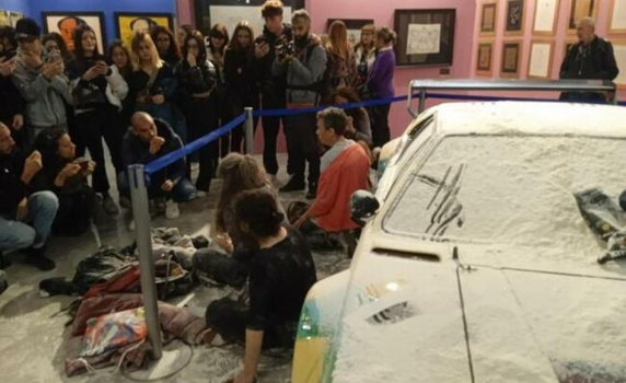 Екоактивисти посипаха с брашно автомобил, изрисуван от Анди Уорхол