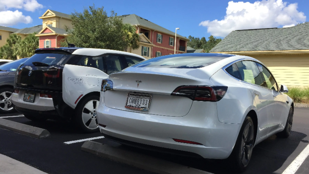 Tesla изтегля от американския пазар над 321 хил. електромобила