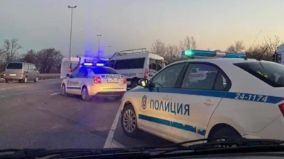 Тежък инцидент с пострадали полицаи в София след гонка с