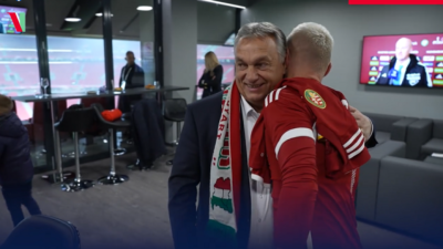 Следвайте Гласове в Унгарският премиер Виктор Орбан се появи с