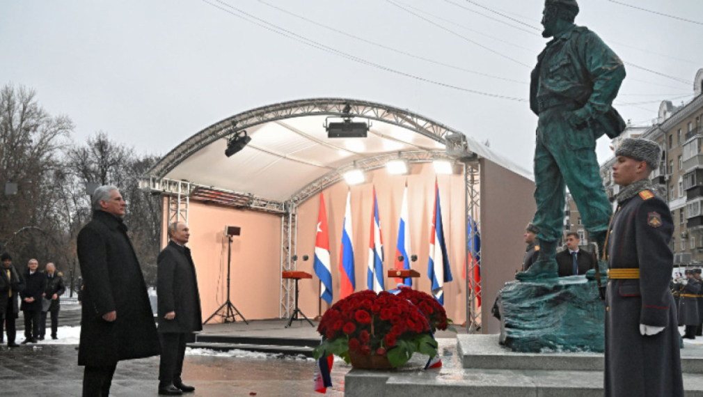 Путин откри паметник на Фидел Кастро в Москва