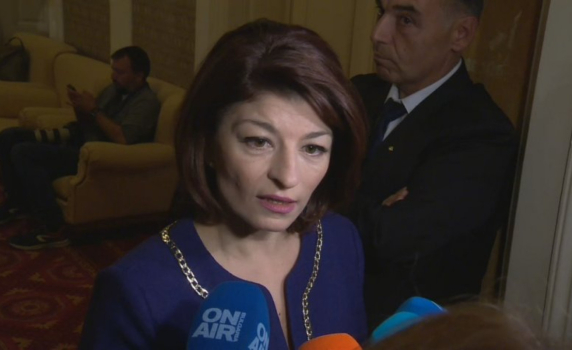 Десислава Атанасова към ПП и ДБ: Преди втория мандат има първи