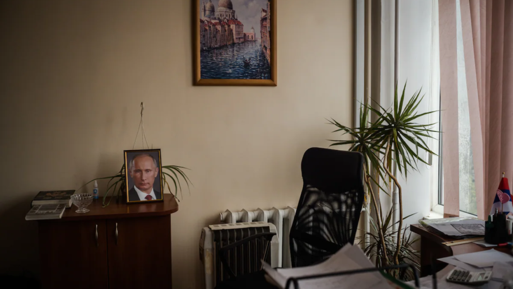 Портрет на руския президент Владимир Путин в канцелария на Херсонския