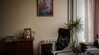Портрет на руския президент Владимир Путин в канцелария на Херсонския