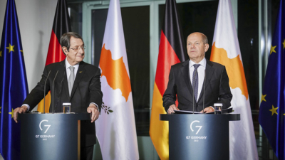 Германският канцлер Олаф Шолц вдясно и кипърския президент Никос Анастасиадис