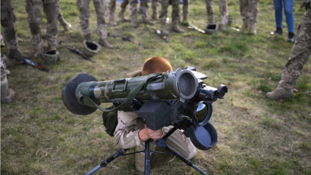 "Монд": Войната в Украйна поставя под натиск западните оръжейни запаси