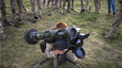 Украински новобранец тренира използването на противотанковото оръжие Джавелин по време