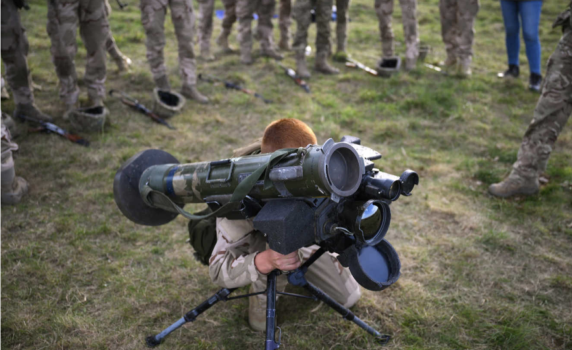 "Монд": Войната в Украйна поставя под натиск западните оръжейни запаси