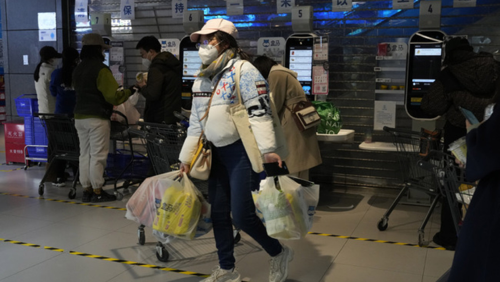 Жителите на Пекин пазаруват панически, след като в града отвориха нови карантинни центрове