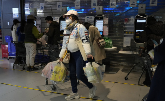 Жителите на Пекин пазаруват панически, след като в града отвориха нови карантинни центрове