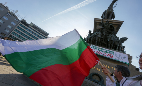 "Мир и неутралитет за България": Стотици граждани на шествие против оръжието за Украйна