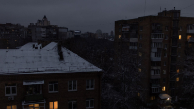 Обилен сняг в Киев, милиони украинци са без ток, парно и вода, руските удари продължават