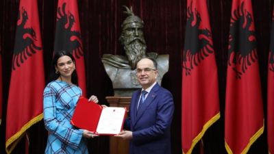 Световноизвестната изпълнителка с албански корени Дуа Липа получи албанско гражданство
