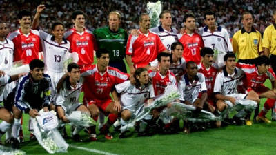 Футболистите на САЩ и Иран позират за обща снимка преди