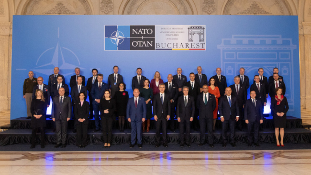 Столтенберг на срещата на външните министри от НАТО: Русия остави Украйна на тъмно и студено, трябва да помогнем на украинците