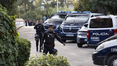 Писмо с експлозив се взриви в украинското посолство в Мадрид и леко рани негов служител