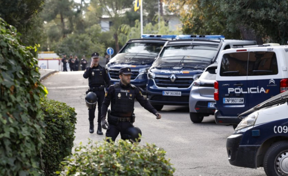 Писмо с експлозив се взриви в украинското посолство в Мадрид и леко рани негов служител