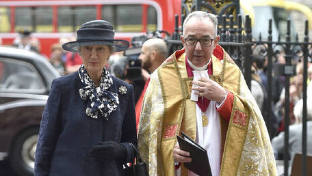 Придворна дама на кралица Елизабет II подаде оставка, след като бе обвинена в расизъм