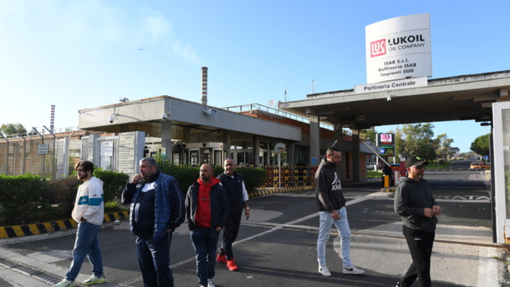 Рим поставя временно под държавно управление рафинерията на "Лукойл" в Италия