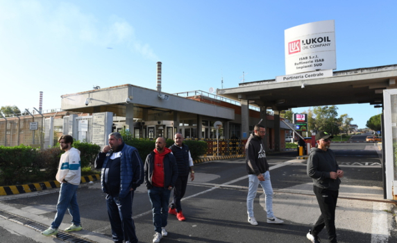 Рим поставя временно под държавно управление рафинерията на "Лукойл" в Италия