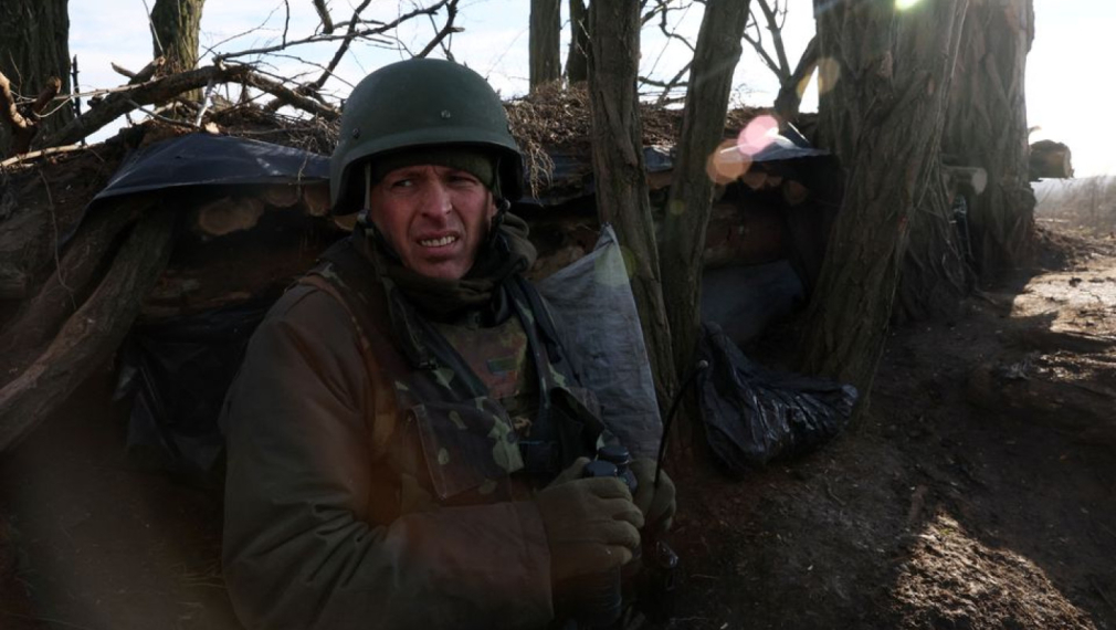 Следвайте Гласове в Преминавайки през гъста кал, Петро - украински войник,