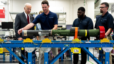 Президентът на САЩ Джо Байдън разглежда поточна линия за сглобяване