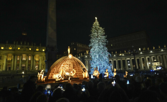 Грейнаха светлините на рождественските ясли и коледната елха във Ватикана
