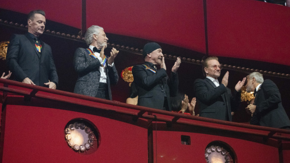 Следвайте Гласове в Джордж Клуни и музикантите от U2 бяха