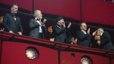 Следвайте Гласове в Джордж Клуни и музикантите от U2 бяха