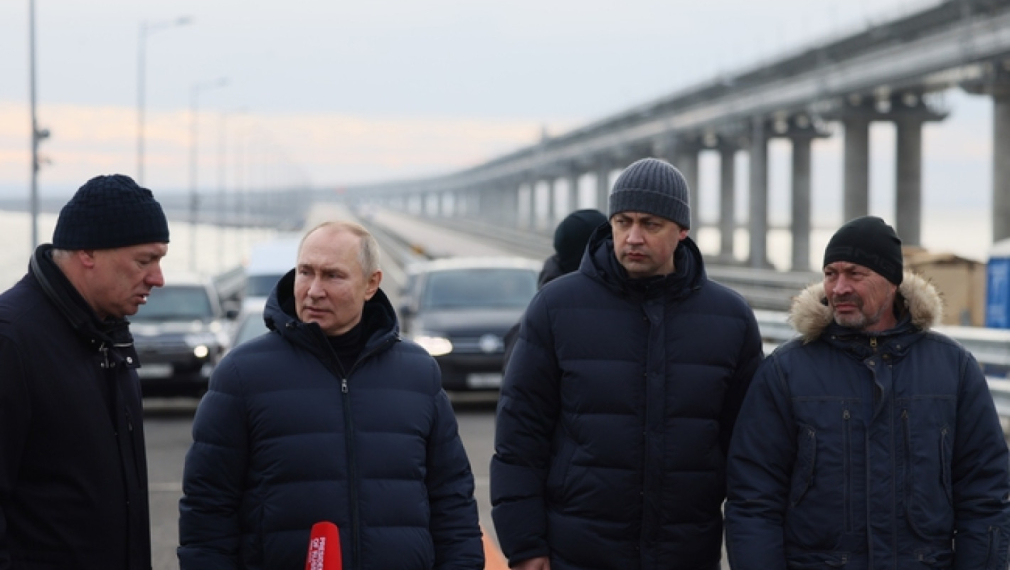 Путин шофира мерцедес по Кримския мост