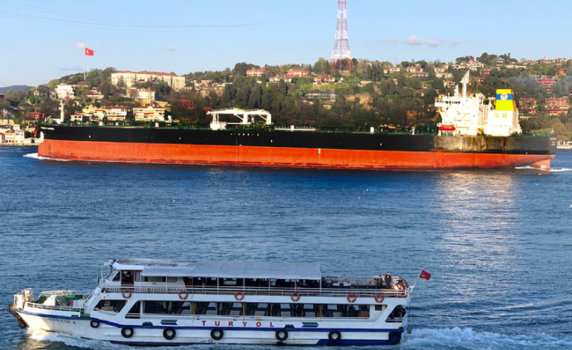 Задръстване от танкери край бреговете на Турция след влизането в сила на тавана на цените на руския петрол