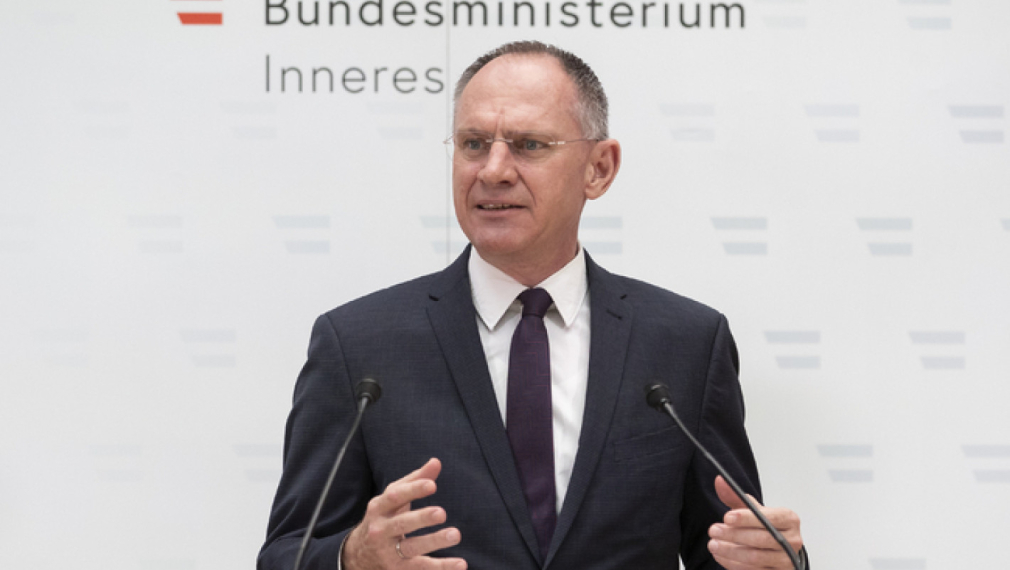 Австрийският вътрешен министър Герхард Карнер заяви днес, че ще гласува