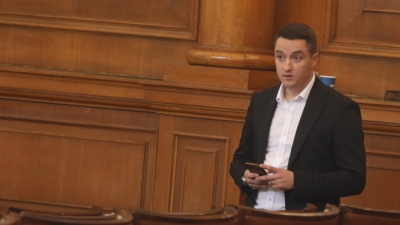 Следвайте Гласове в Депутатът Явор Божанков бе изключен от парламентарната група на