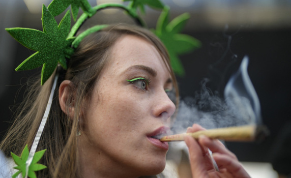 Забраняват пушенето на марихуана в част от центъра на Амстердам